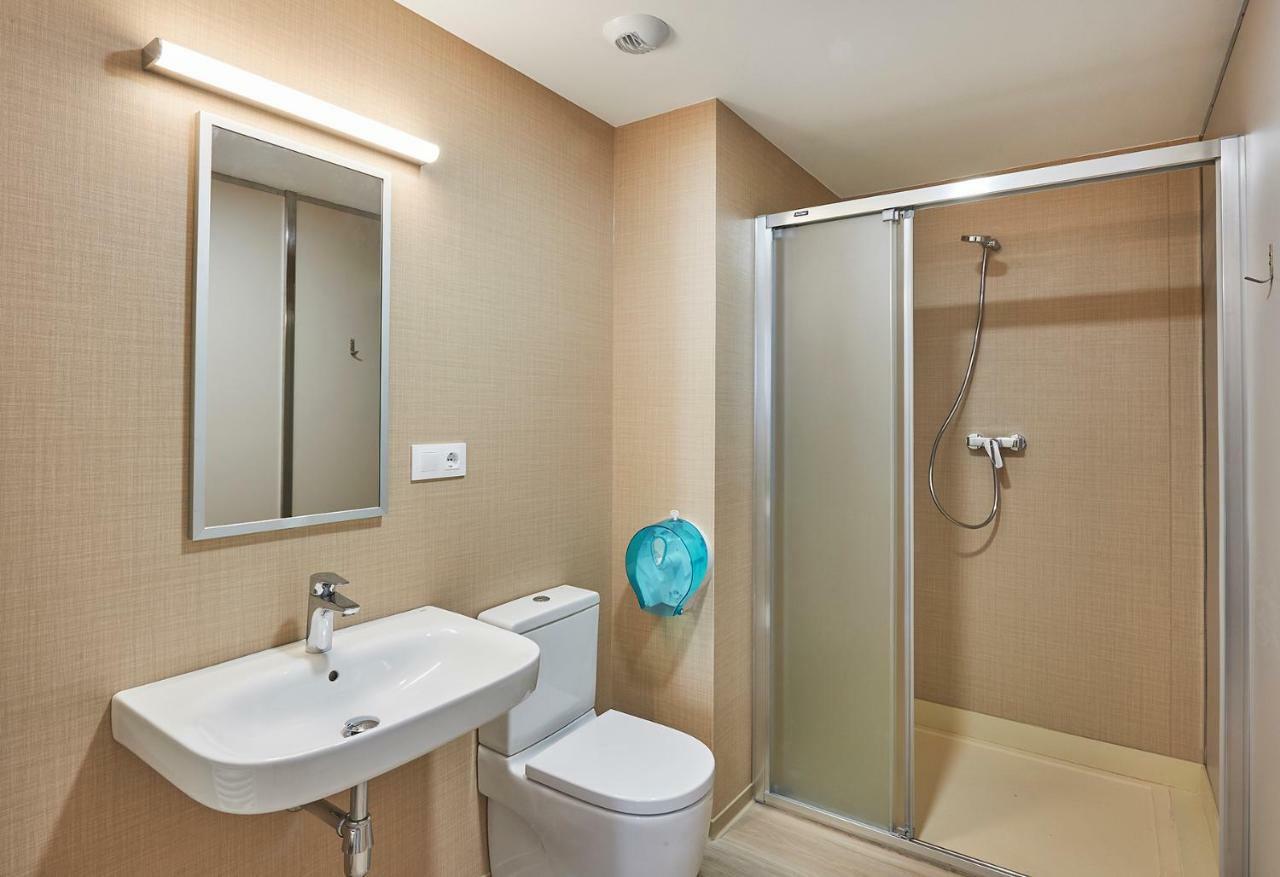 Alberg Abat Oliba Monistrol de Montserrat Exteriör bild A modern bathroom with a shower enclosure